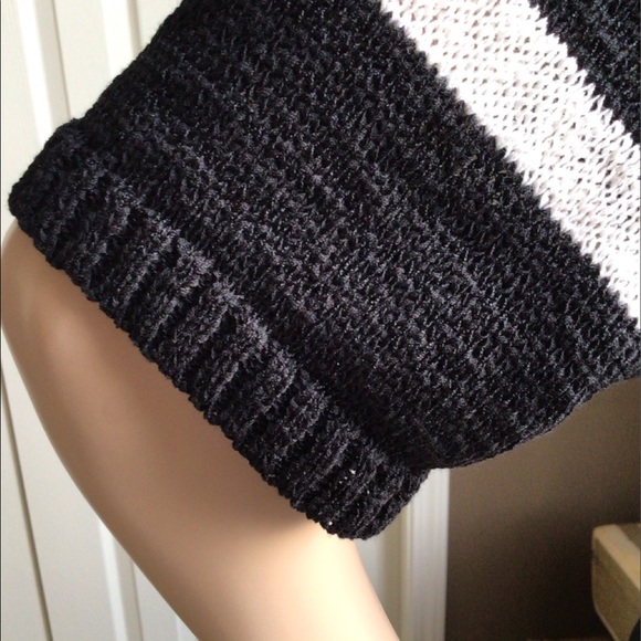 WD-NY Cream and Black Shrug - Picture 4 of 7